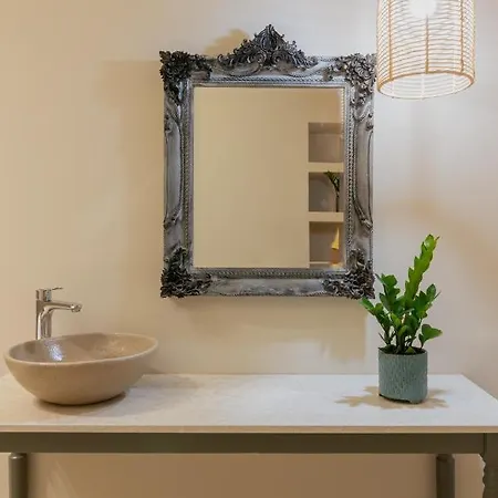 Milk And Honey Apartment Romirion